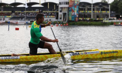 Isaquias Queiroz rema sua canoa no Mundial de canoagem velocidade. Ele se classificou para Paris-2024