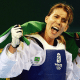Natália Falavigna carrega uma bandeira do Brasil e comemora o bronze no taekwondo em Pequim-2008