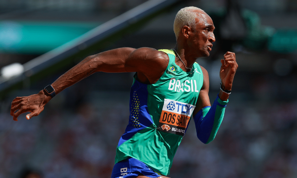 Alison dos Santos, o Piu, corre na pista do Mundial de Atletismo em Budapeste