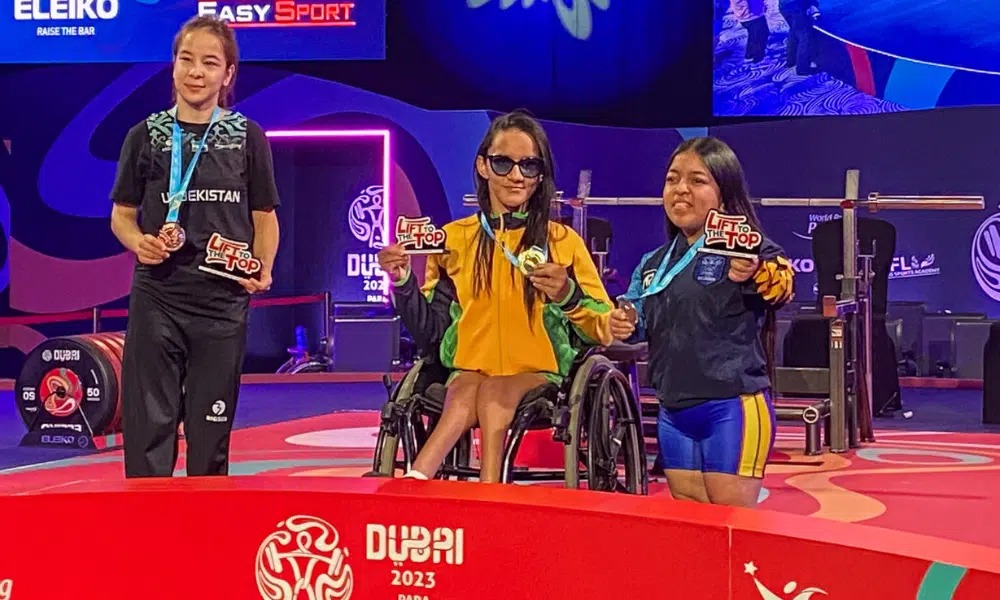 Lara Lima e suas adversárias no pódio do Mundial de halterofilismo