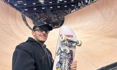 Na imagem, Rony Gomes com seu skate, em frente de uma rampa de Vert ou, simplesmente, Half Pipe.