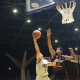 Jogador do Mogi Basquete tenta alcançar a cesta marcado por atleta do Sesi Franca no Paulista de basquete