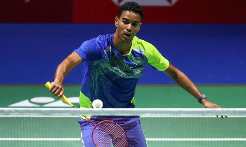 Ygor Coelho no Campeonato Mundial de Badminton. O atleta veste um uniforme azul enquanto avança a rede para fazer um voleio. ele ganhou um bronze no canadá (Foto: Divulgação/BWF)