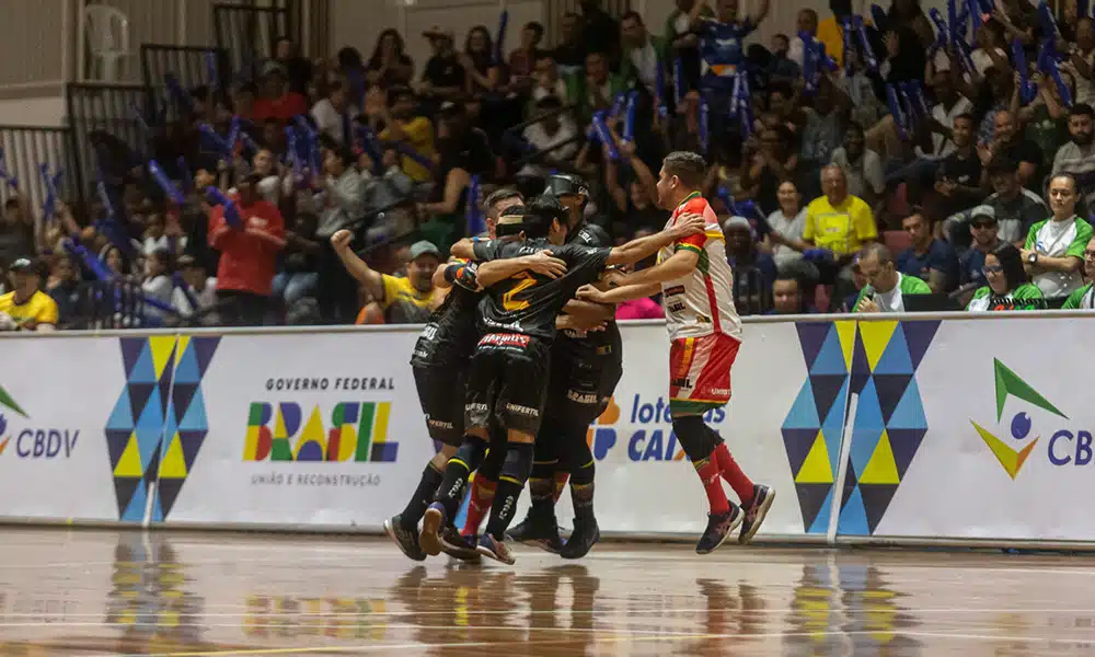 Na imagem, time do Agafuc comemorando a vitória.