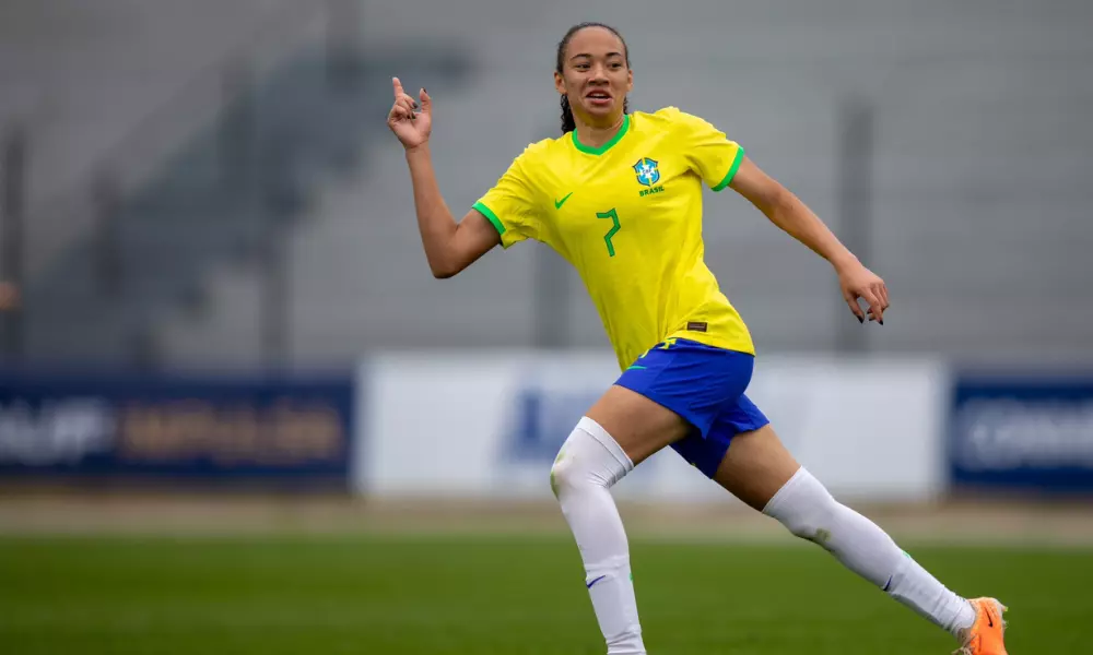 Aline comemora após marcar o gol do Brasil contra a Colômbia na liga de desenvolvimento de futebol feminino da conmebol