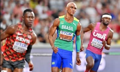 Na imagem, Alison dos Santos correndo na curva da prova.