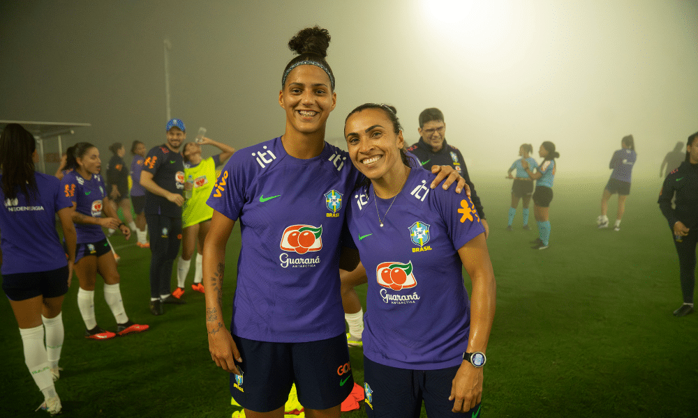 Amanda Gutierres posa com Marta após treino com Seleção Feminina de Futebol