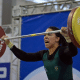Amanda Schott ergue peso durante o Mundial de levantamento de peso, com recorde