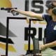 Na imagem, Ana Luiza Lima com sua pistola para o disparo.