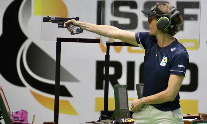 Na imagem, Ana Luiza Lima com sua pistola para o disparo.