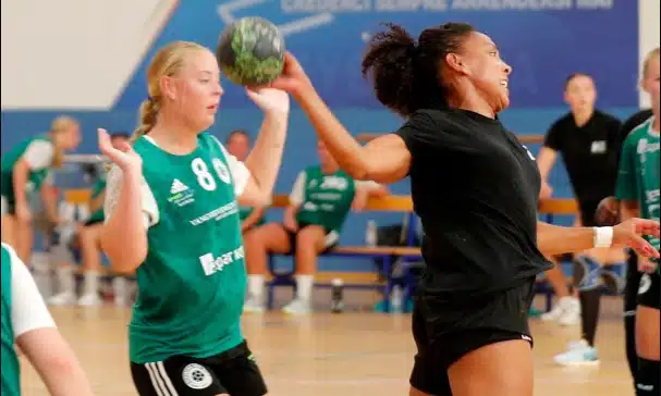 Na imagem, Ana Paula Belo treinando com suas novas companheiras de clube.