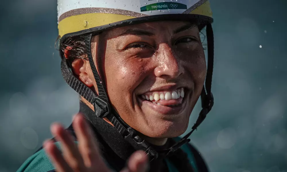 Ana Sátila sorri para foto em prova de canoagem slalom nos Jogos de Tóquio