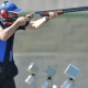 André Colin atirando com rifle em prova do tiro esportivo paralímpico