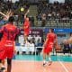 Jogador do Atibaia ataca na saída de rede em duelo pelo Campeonato Paulista de vôlei masculino