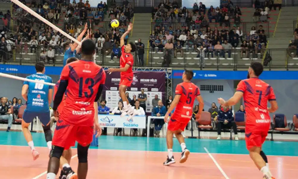 Jogador do Atibaia ataca na saída de rede em duelo pelo Campeonato Paulista de vôlei masculino