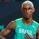 Na imagem, Alison dos Santos mentalizando os movimentos da prova de atletismo.