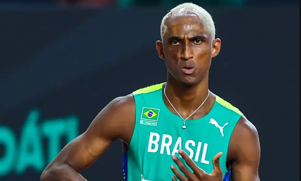 Na imagem, Alison dos Santos mentalizando os movimentos da prova de atletismo.