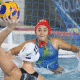 Sophia Freitas, goleira do Brasil, se prepara para defender bola atacada por jogadora da Austrália. Elas estão na piscina do Mundial sub-20 de polo aquático feminino