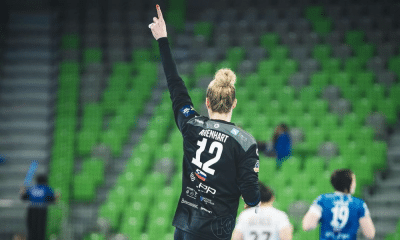 Babi Arenhart vibra com defesa no jogo do Krim Mercator da Champions League de handebol feminino