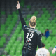 Babi Arenhart vibra com defesa no jogo do Krim Mercator da Champions League de handebol feminino