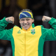 Beatriz Ferreira faz força com os músculos em comemoração; ela estará nos Jogos Pan-Americanos de Santiago-2023 no boxe