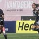 Na imagem, jogadoras do Benfica comemorando gol.