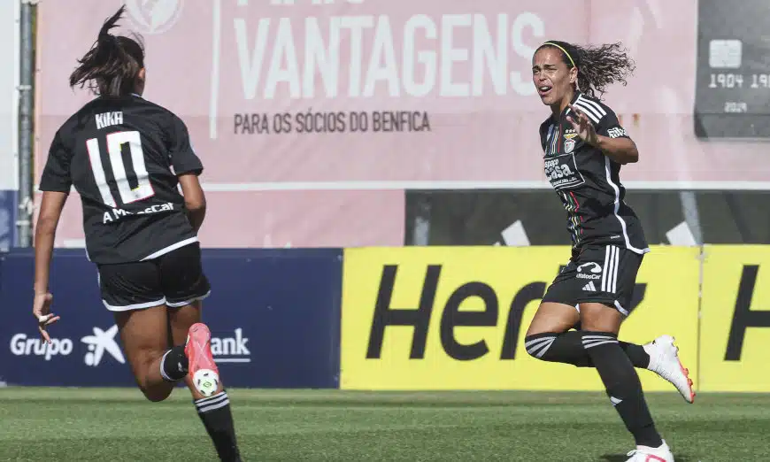 Na imagem, jogadoras do Benfica comemorando gol.