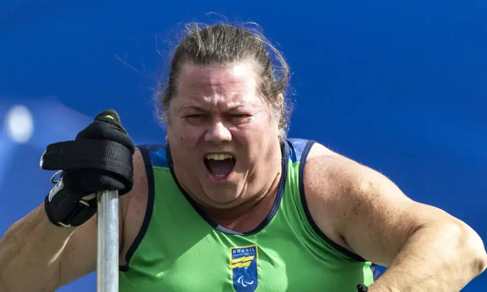Beth Gomes comemora vitória durante Mundial de atletismo em Paris.