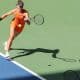 Na imagem, Bia Haddad tenta alcançar a bolinha durante o ponto. Ela irá jogar no WTA 500 de San Diego