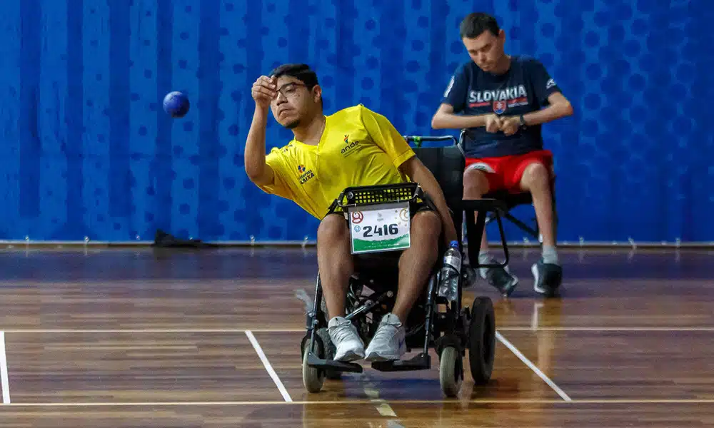Na imagem, um dos integrantes do time do Brasil arremessando sua bola para o alvo.