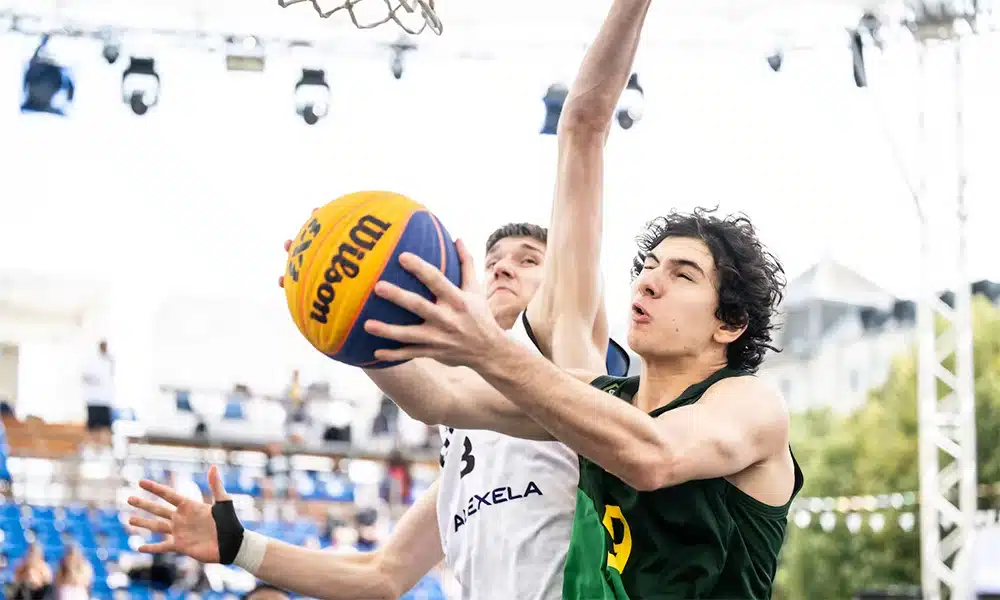 Na imagem, jogador do Brasil tenta a bandeja contra adversário.