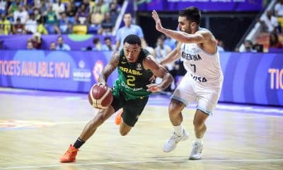 Na imagem, jogador do Brasil encarando marcação de argentino.