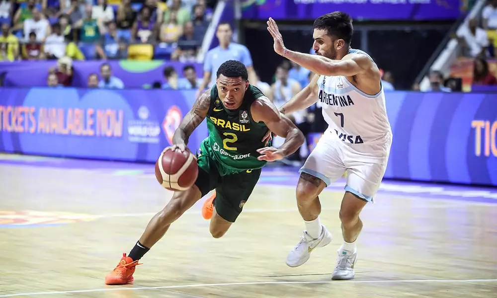 Na imagem, jogador do Brasil encarando marcação de argentino.