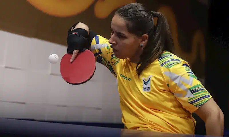 Na imagem, Catia Oliveira, do Brasil, no movimento de saque.