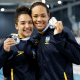 Celine Bispo posa com medalha do Campeonato Sul-Americano Juvenil de Esportes Aquáticos