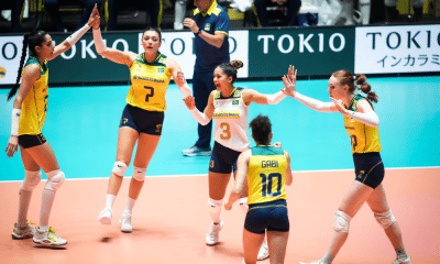Jogadoras do Brasil comemoram vitória sobre a Bélgica no Pré-Olímpico de vôlei feminino
