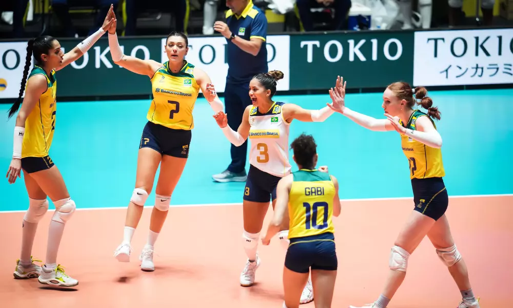 Jogadoras do Brasil comemoram vitória sobre a Bélgica no Pré-Olímpico de vôlei feminino