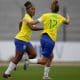 Na imagem, Kaylaine e Lara comemoram gol da Seleção Feminina.