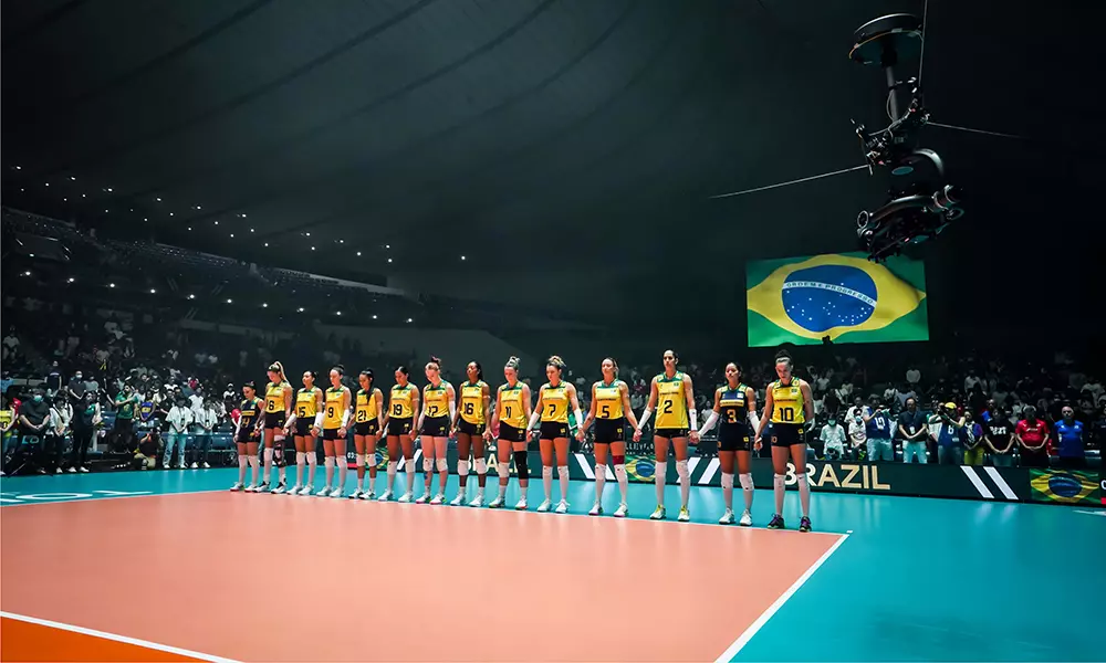 Na imagem, jogadoras do Brasil perfiladas no hino e emocionadas com a morte de Walewska durante o Pré-olímpico.
