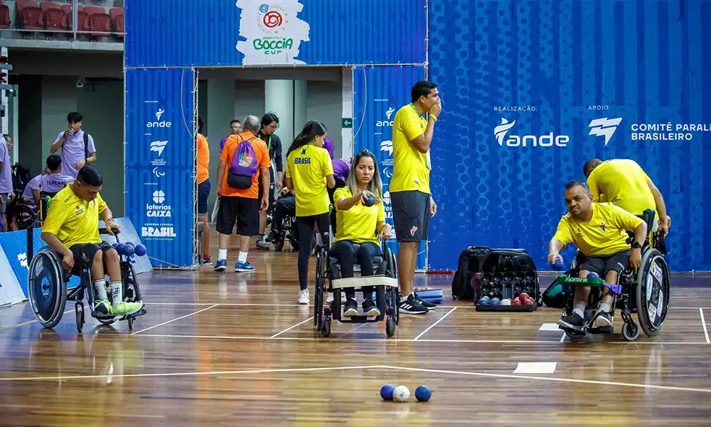 Na imagem, paratletas do Brasil no meio da partida de Bocha.