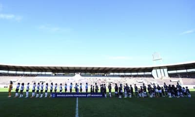 Na imagem, times do Corinthians e da Ferroviária perfilados antes da final do Brasileirão Feminino.