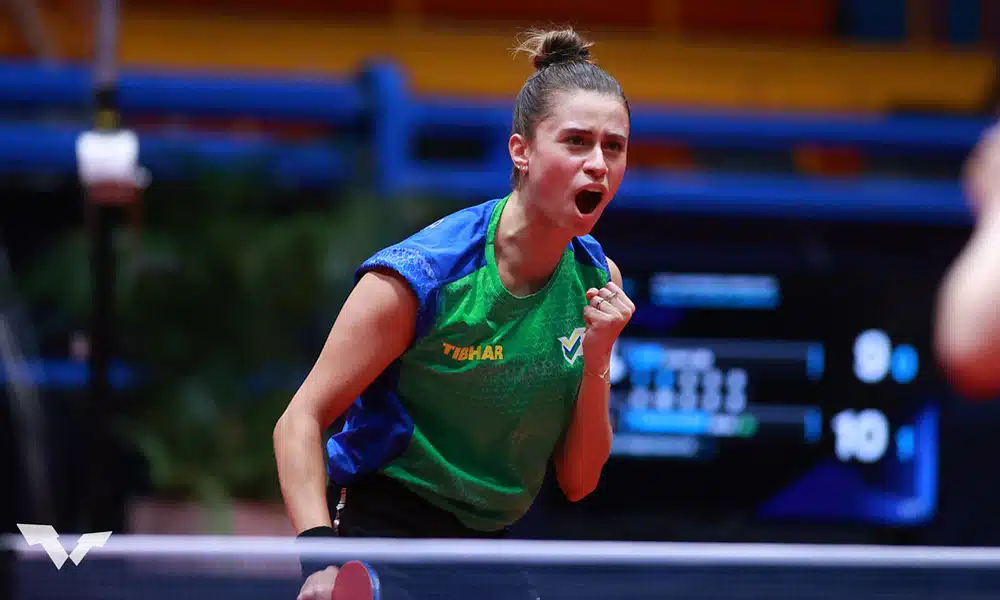 Na imagem, Bruna Takahashi vibrando após o ponto conquistado.
