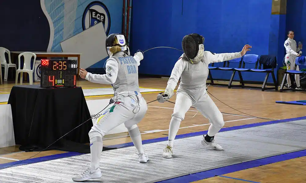 Na imagem, Mariana Pistoia, uma das convocadas pela CBE, em ação com seu florete.