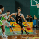Jogador do Corinthians conduz a bola marcado por atleta do Bauru em jogo do Paulista de basquete masculino