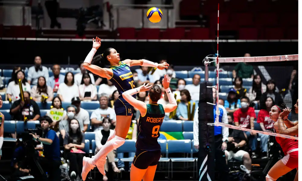 Carol ataca bola levantada por Roberta no jogo entre Brasil e Peru no Pré-Olímpico de vôlei feminino