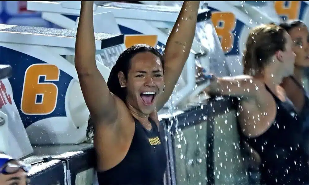 Na imagem, Celine Bispo comemorando na chegada da piscina.