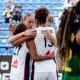 Jogadora do Brasil aparece de cabeça baixa enquanto adversárias comemoram atrás dela em jogo da Copa do Mundo sub-18 de basquete 3 x 3