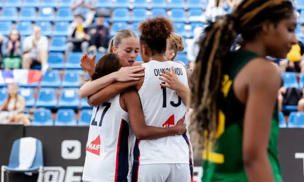 Jogadora do Brasil aparece de cabeça baixa enquanto adversárias comemoram atrás dela em jogo da Copa do Mundo sub-18 de basquete 3 x 3