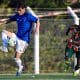 Na imagem, jogador do Cruzeiro dominando a bola e jogador do Sampaio Corrêa correndo para marcá-lo.