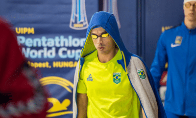 Danilo Fagundes, do pentatlo moderno, entra na piscina para prova de natação.